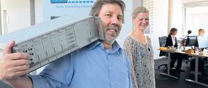 Kein Ghettoblaster. Adsolute-Chef Ulrich Hienzsch mit der nach ihm benannten Box, deren Software TV-Programme nach Werbespots durchforstet. 150 solcher Kästchen stehen beim New Yorker Marktforschungsunternehmen Competitrack Inc., das die 500 größten werbenden Firmen zu seinen Kunden zählt.