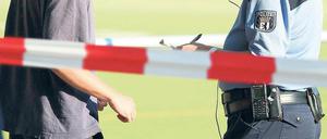 Ermittlungen. Am Sonntag befragten Beamte Zeugen. Montag ging die Suche nach dem Projektil weiter.