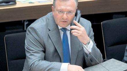 Leitung. Henkel mitten in einer Affäre – und am Telefon im Abgeordnetenhaus.