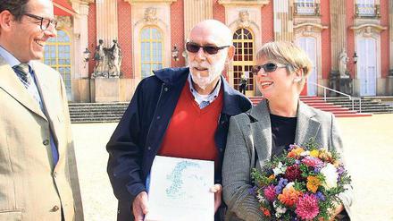 Die 250 000. Gudrun und Randall Beckstein mit Hartmut Dorgerloh (l.).