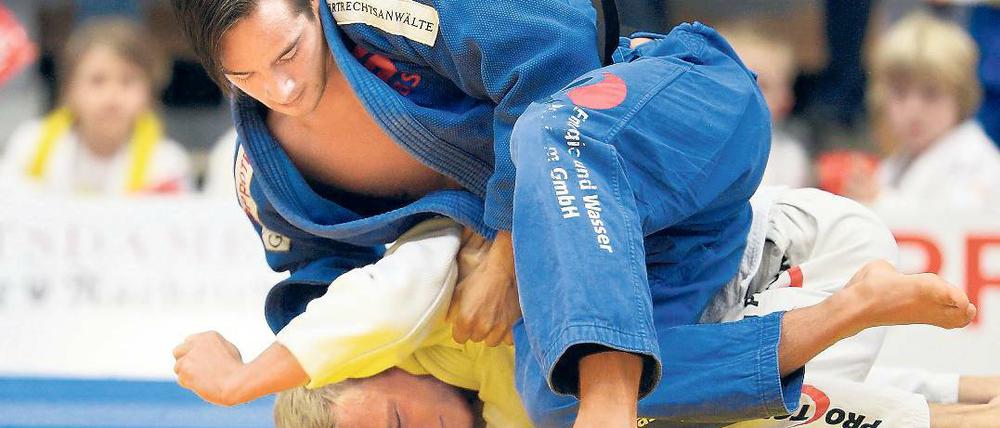 Erfolgreich Gewicht gemacht. Robert Kopiske (blaue Kleidung) trat in der Gewichtsklasse bis 60 Kilogramm an und konnte sich zweimal gegen Danny-Paul Kiel behaupten.