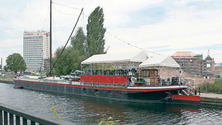 Doch hier bleiben? Das Theaterschiff macht derzeit seinem Namen alle Ehre. Fast zwei Jahre dauert mittlerweile das Gezerre um die Standortfrage des Kulturkahns, der trotz Baustelle vom Betreiberverein weiter bespielt wird.
