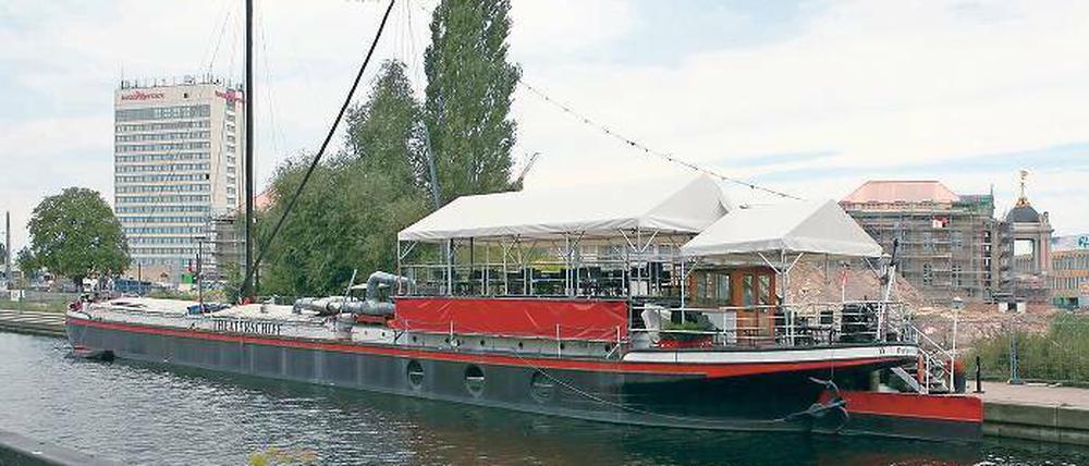 Doch hier bleiben? Das Theaterschiff macht derzeit seinem Namen alle Ehre. Fast zwei Jahre dauert mittlerweile das Gezerre um die Standortfrage des Kulturkahns, der trotz Baustelle vom Betreiberverein weiter bespielt wird.