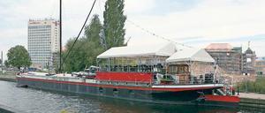 Doch hier bleiben? Das Theaterschiff macht derzeit seinem Namen alle Ehre. Fast zwei Jahre dauert mittlerweile das Gezerre um die Standortfrage des Kulturkahns, der trotz Baustelle vom Betreiberverein weiter bespielt wird.