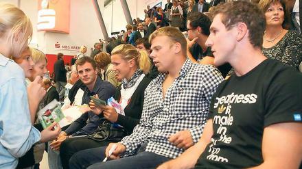 Made in Potsdam. Sportschüler ganz nah dran an den frischgebackenen Olympiasiegern Sebastian Brendel, Kurt Kuschela, Franziska Weber und Peter Kretschmer (v. r.). Zur Feier des 60. Jubiläums hatten sich 25 olympische Goldmedaillengewinner angekündigt.