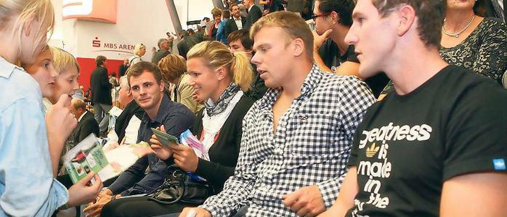 Made in Potsdam. Sportschüler ganz nah dran an den frischgebackenen Olympiasiegern Sebastian Brendel, Kurt Kuschela, Franziska Weber und Peter Kretschmer (v. r.). Zur Feier des 60. Jubiläums hatten sich 25 olympische Goldmedaillengewinner angekündigt.
