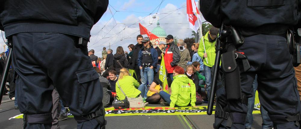 Mit zahlreichen Protestaktionen haben engagierte Bürger am Samstag in der brandenburgischen Landeshauptstadt Potsdam einen Aufmarsch der rechtsextremen NPD verhindert. -
