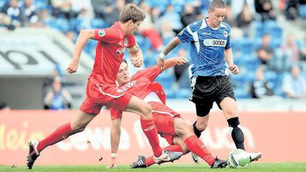 Nulldreier und ein Neuer. Daniel Reiche und Markus Müller vom SV Babelsberg 03 versuchen hier, Bielefelds Christian Müller den Ball abzujagen. Am Ende konnte Arminias Neuzugang über einen 3:0-Heimsieg der Westfalen jubeln.