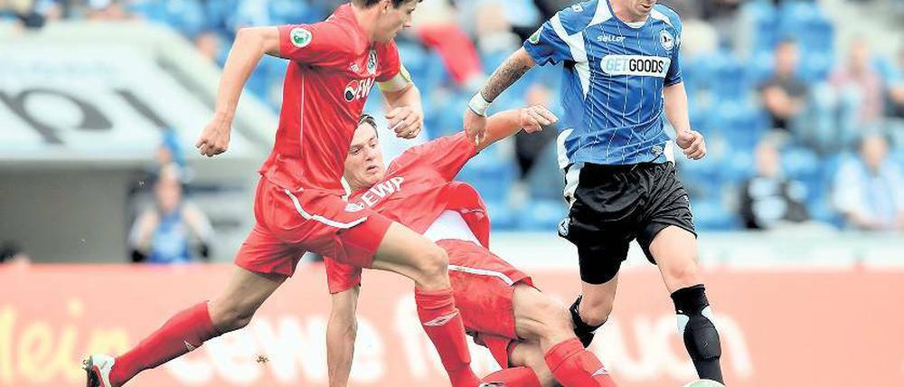 Nulldreier und ein Neuer. Daniel Reiche und Markus Müller vom SV Babelsberg 03 versuchen hier, Bielefelds Christian Müller den Ball abzujagen. Am Ende konnte Arminias Neuzugang über einen 3:0-Heimsieg der Westfalen jubeln.