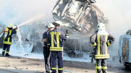 Komplett zerstört: Das ausgebrannte Wrack des Bierlasters auf der A 2.