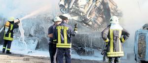 Komplett zerstört: Das ausgebrannte Wrack des Bierlasters auf der A 2.