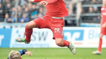 Zuversichtlich. Zlatko Hebib will mit dem SV Babelsberg 03 am Samstag bei Arminia punkten. Hier überspringt er im vorjährigen Punktspiel in Bielefeld Marc Rzatkowski, der in dieser Saison für den Zweitligisten VfL Bochum kickt.