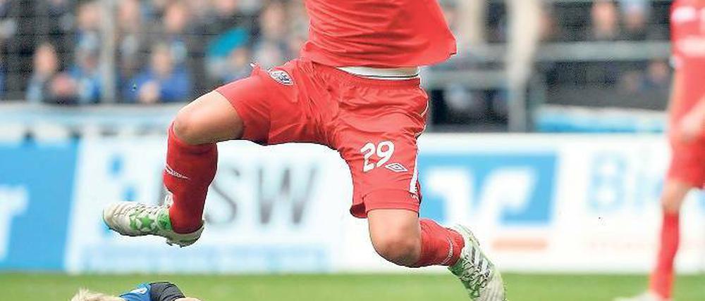 Zuversichtlich. Zlatko Hebib will mit dem SV Babelsberg 03 am Samstag bei Arminia punkten. Hier überspringt er im vorjährigen Punktspiel in Bielefeld Marc Rzatkowski, der in dieser Saison für den Zweitligisten VfL Bochum kickt.