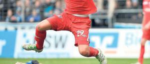 Zuversichtlich. Zlatko Hebib will mit dem SV Babelsberg 03 am Samstag bei Arminia punkten. Hier überspringt er im vorjährigen Punktspiel in Bielefeld Marc Rzatkowski, der in dieser Saison für den Zweitligisten VfL Bochum kickt.