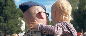Noch einmal auf Papas Arm: Die Trennung über Monate ist eine der größten Belastungen für die Soldaten – und für ihre Familien.