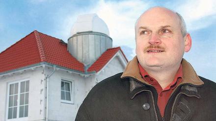 Das All im Blick. Bernd Thinius vor seiner Sternwarte in Bornim.