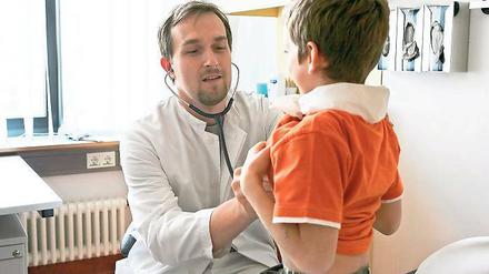 Mehr Spezialisten für Kinderheilkunde: Die beiden kommunalen Krankenhäuser der Städte Potsdam und Brandenburg an der Havel gründen eine gemeinsame Klinik für Kinder- und Jugendmedizin. Sie soll ab dem 1. Januar 2013 offiziell ihre Arbeit aufnehmen.