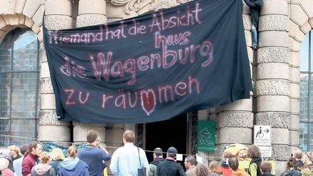 Von draußen nach drinnen. Vor Beginn der Sitzung des Hauptausschusses demonstrierten rund 60 Menschen vor dem Stadthaus in der Friedrich-Ebert-Straße für den Erhalt der Wagenhausburg. Später zogen sie in den Sitzungssaal.