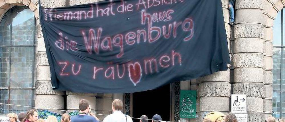 Von draußen nach drinnen. Vor Beginn der Sitzung des Hauptausschusses demonstrierten rund 60 Menschen vor dem Stadthaus in der Friedrich-Ebert-Straße für den Erhalt der Wagenhausburg. Später zogen sie in den Sitzungssaal.