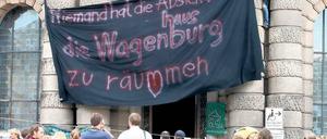 Von draußen nach drinnen. Vor Beginn der Sitzung des Hauptausschusses demonstrierten rund 60 Menschen vor dem Stadthaus in der Friedrich-Ebert-Straße für den Erhalt der Wagenhausburg. Später zogen sie in den Sitzungssaal.