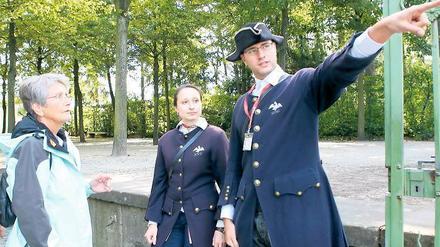 Spaß am Job. BWL-Studentin Anastasia Gogoleva und Geschichtsstudent Daniel Schübel im Schlösserpark.