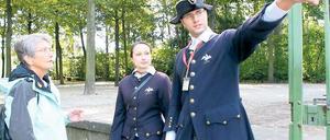 Spaß am Job. BWL-Studentin Anastasia Gogoleva und Geschichtsstudent Daniel Schübel im Schlösserpark.