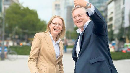Kleine Berlinkunde. Frank Henkel zeigt Cornelia Yzer gleich mal das Umfeld der CDU-Landesgeschäftsstelle am Wittenbergplatz.