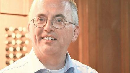 Offener Geist. Herrmann Nicolai vor der Orgel der Friedenskirche.