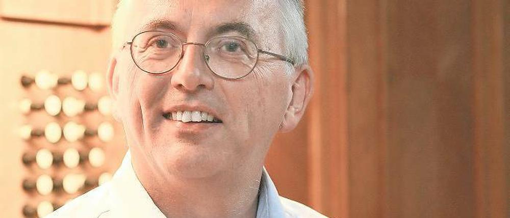 Offener Geist. Herrmann Nicolai vor der Orgel der Friedenskirche.
