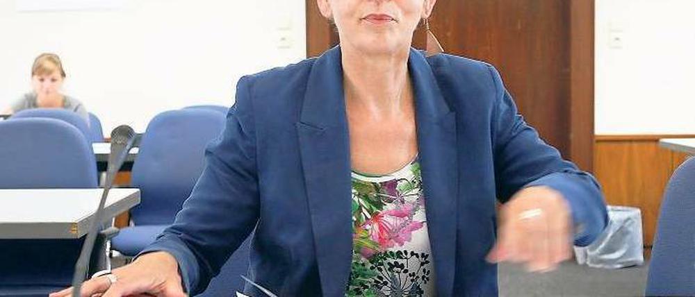 Rückkehr aus Hamburg. Potsdams Ex-Baudezernentin Elke von Kuick-Frenz, die sich jetzt Elke Maria von Kuick nennt, erschien am Dienstag zur Vernehmung vor dem Untersuchungsausschuss des Landtags zur Krampnitz-Affäre.