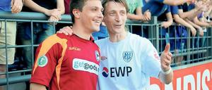 Weiter Kumpel. Tom Schütz (l.) und Matthi- as Rudolph im April dieses Jahres im Babelsberger Karl-Liebknecht-Stadion.