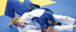 Hoch motiviert. Igor Wandtke (blaue Kleidung) – hier im Kampf gegen Nico Müller aus Hamburg – trifft am Samstag auf den ehemaligen Potsdamer Karl Schöneburg.