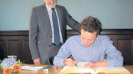 Große Ehre. Jann Jakobs und Torben Schmidt- ke beim Eintrag ins Goldene Buch.