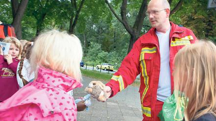 Kleiner Trost. Die Helfer der Feuerwehr schenkten den gestochenen Kindern nach der Behandlung Plüschbärchen.