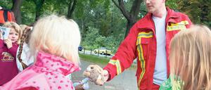Kleiner Trost. Die Helfer der Feuerwehr schenkten den gestochenen Kindern nach der Behandlung Plüschbärchen.