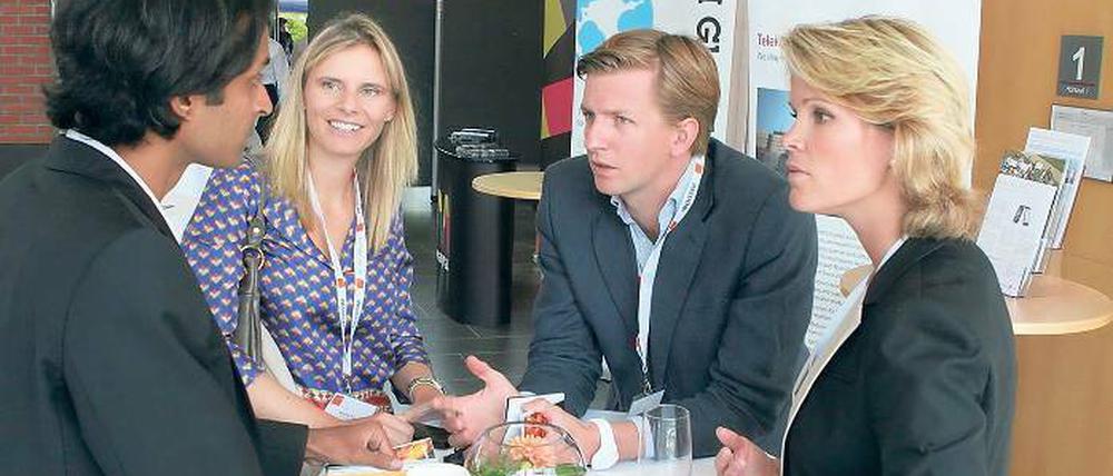Austausch. Stephanie zu Guttenberg (rechts) im Gespräch mit Teilnehmern des „Forum on Entrepeneurship“ im Hasso-Plattner-Institut. Chancen für Firmengründer waren bei dem Treffen ebenso Thema wie die Verantwortung von Unternehmen.