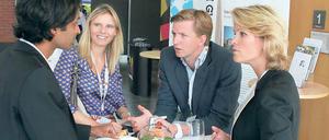 Austausch. Stephanie zu Guttenberg (rechts) im Gespräch mit Teilnehmern des „Forum on Entrepeneurship“ im Hasso-Plattner-Institut. Chancen für Firmengründer waren bei dem Treffen ebenso Thema wie die Verantwortung von Unternehmen.
