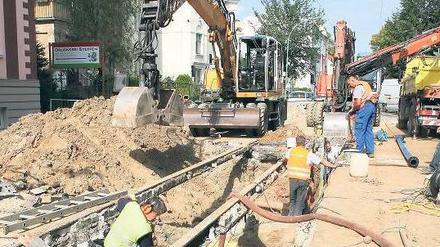 Havarieeinsatz. 25 Arbeiter waren am Sonntag damit beschäftigt, die Wasserleitungen in der Ebert-Straße zu reparieren.