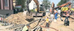 Havarieeinsatz. 25 Arbeiter waren am Sonntag damit beschäftigt, die Wasserleitungen in der Ebert-Straße zu reparieren.
