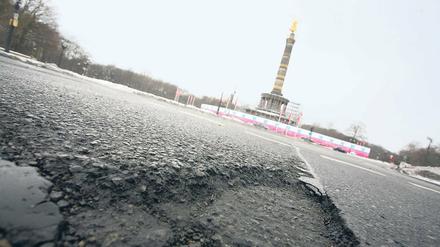 Schlaglochmelder. Seit eineinhalb Jahren können Autofahrer, Radfahrer und Fußgänger in Berlin und Brandenburg Schlaglöcher im Internet melden. Ein vom Auto Club Europa (ACE) bestellter „Schlagloch-Sheriff“ soll die Schäden dann an die Behörden weiterleiten.