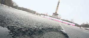 Schlaglochmelder. Seit eineinhalb Jahren können Autofahrer, Radfahrer und Fußgänger in Berlin und Brandenburg Schlaglöcher im Internet melden. Ein vom Auto Club Europa (ACE) bestellter „Schlagloch-Sheriff“ soll die Schäden dann an die Behörden weiterleiten.