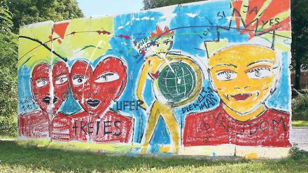 Herzköpfe auf geschichtlich relevantem Untergrund: Am Samstag bemalte der bekannte Berliner Mauermaler Kiddy Citny die Rückseite der Babelsberger Mauergedenkstätte am Griebnitzsee. In Potsdam stieß die Aktion auf wenig Gegenliebe. „Die Mauer ist kein Spaßfaktor“, hieß es.