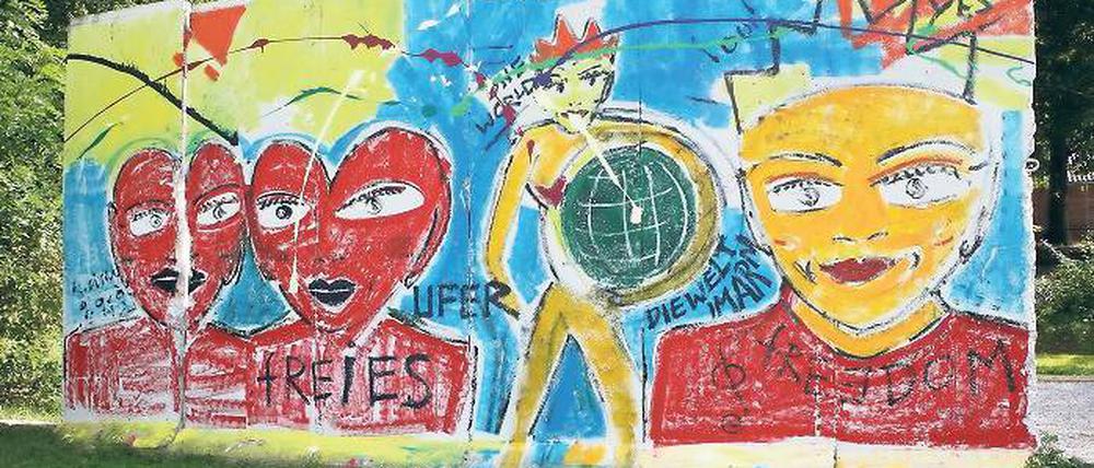 Herzköpfe auf geschichtlich relevantem Untergrund: Am Samstag bemalte der bekannte Berliner Mauermaler Kiddy Citny die Rückseite der Babelsberger Mauergedenkstätte am Griebnitzsee. In Potsdam stieß die Aktion auf wenig Gegenliebe. „Die Mauer ist kein Spaßfaktor“, hieß es.