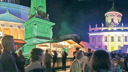 Buntes Vergnügen. Zum Genossenschaftstag war der Alte Markt illuminiert. Zum Fest kamen zahlreiche Besucher, insbesondere zum Konzert der Band „Clogs“ am Abend.