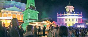 Buntes Vergnügen. Zum Genossenschaftstag war der Alte Markt illuminiert. Zum Fest kamen zahlreiche Besucher, insbesondere zum Konzert der Band „Clogs“ am Abend.