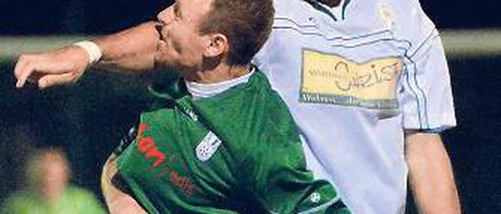 Luftduell. Werders Felix Thoß (rechts) und Roland Richter.