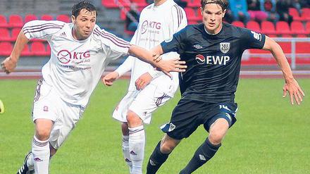 Ungefährdeter Sieg. Der SV Babelsberg 03 stellte in Seelow – hier Steve Neumann (links) im Zweikampf mit Babelsbergs Christian Groß – seine Favoritenrolle unter Beweis.
