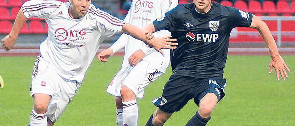 Ungefährdeter Sieg. Der SV Babelsberg 03 stellte in Seelow – hier Steve Neumann (links) im Zweikampf mit Babelsbergs Christian Groß – seine Favoritenrolle unter Beweis.