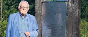 Erinnerung. Frans Raspé an der Gedenktafel für das Zwangsarbeiterlager.