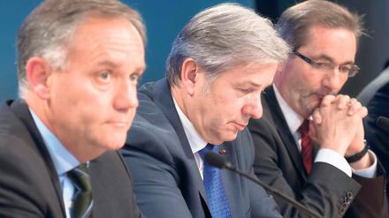 Prellbock. So lange Rainer Schwarz (von links) noch Geschäftsführer der BER-Flughafengesellschaft ist, fängt er all die Kritik an den Regierungschefs von Berlin und Brandenburg, Klaus Wowereit und Matthias Platzeck (beide SPD), ab.